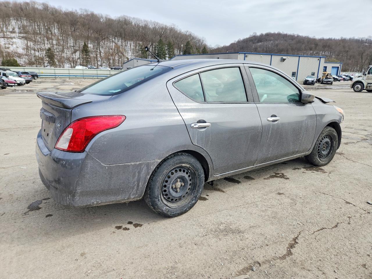 2019 NISSAN VERSA SV photo 3