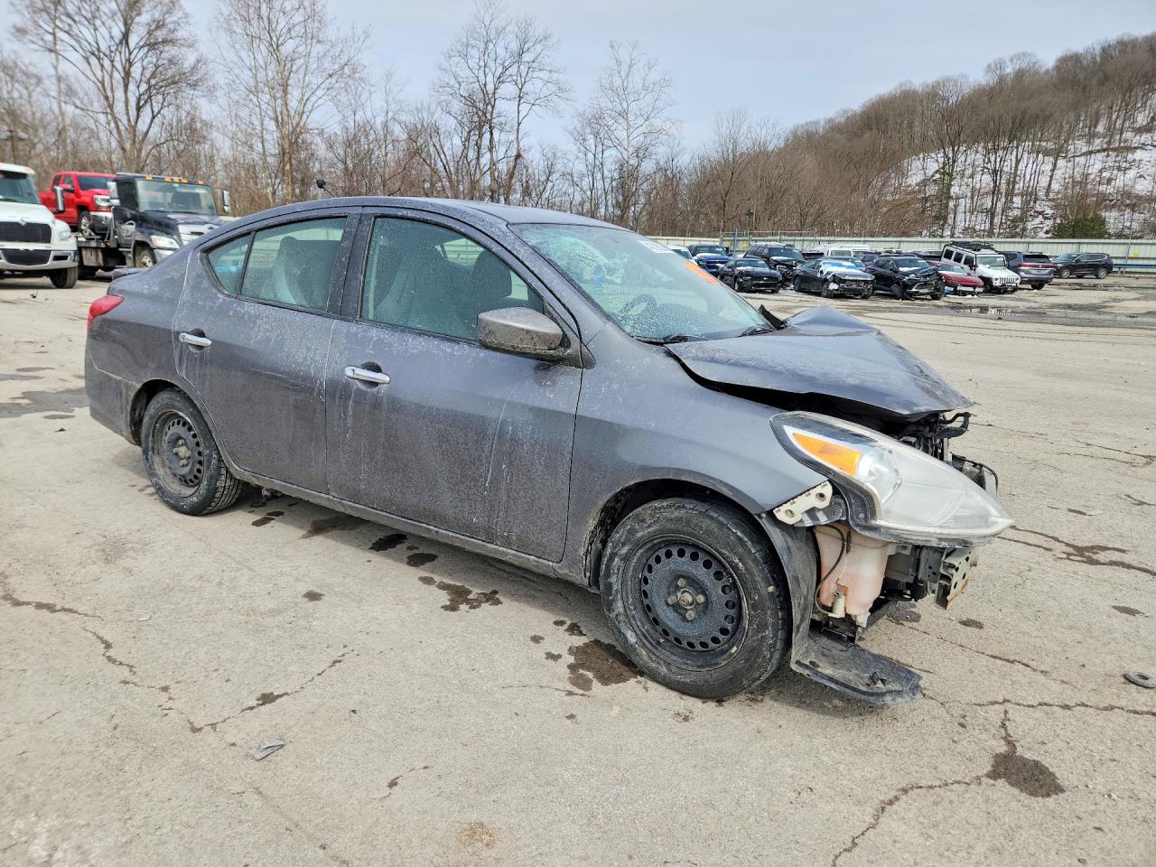 2019 NISSAN VERSA SV photo 4