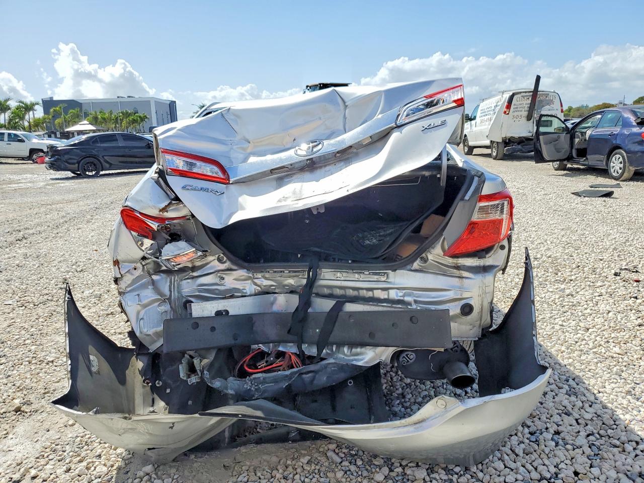 2012 TOYOTA CAMRY XLE photo 16