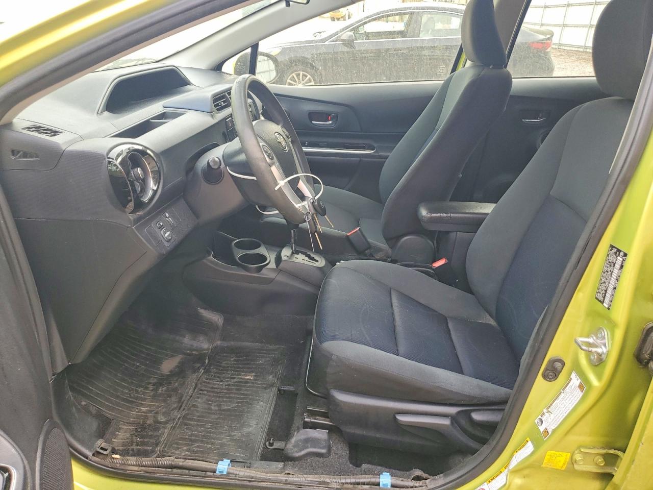 2016 TOYOTA PRIUS C TWO photo 19
