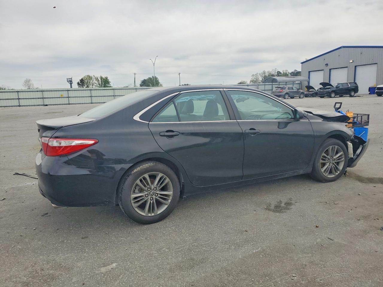 2016 TOYOTA CAMRY SE photo 5