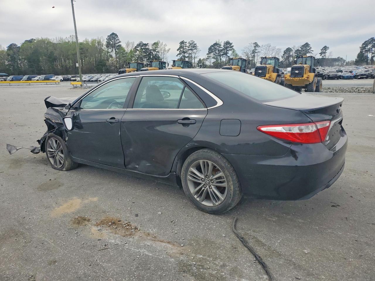 2016 TOYOTA CAMRY SE photo 3