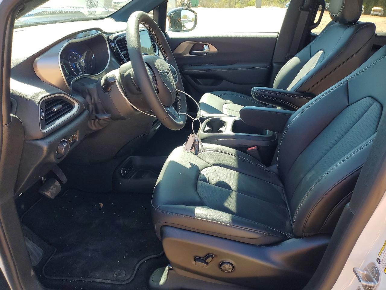 2025 CHRYSLER VOYAGER LX photo 13