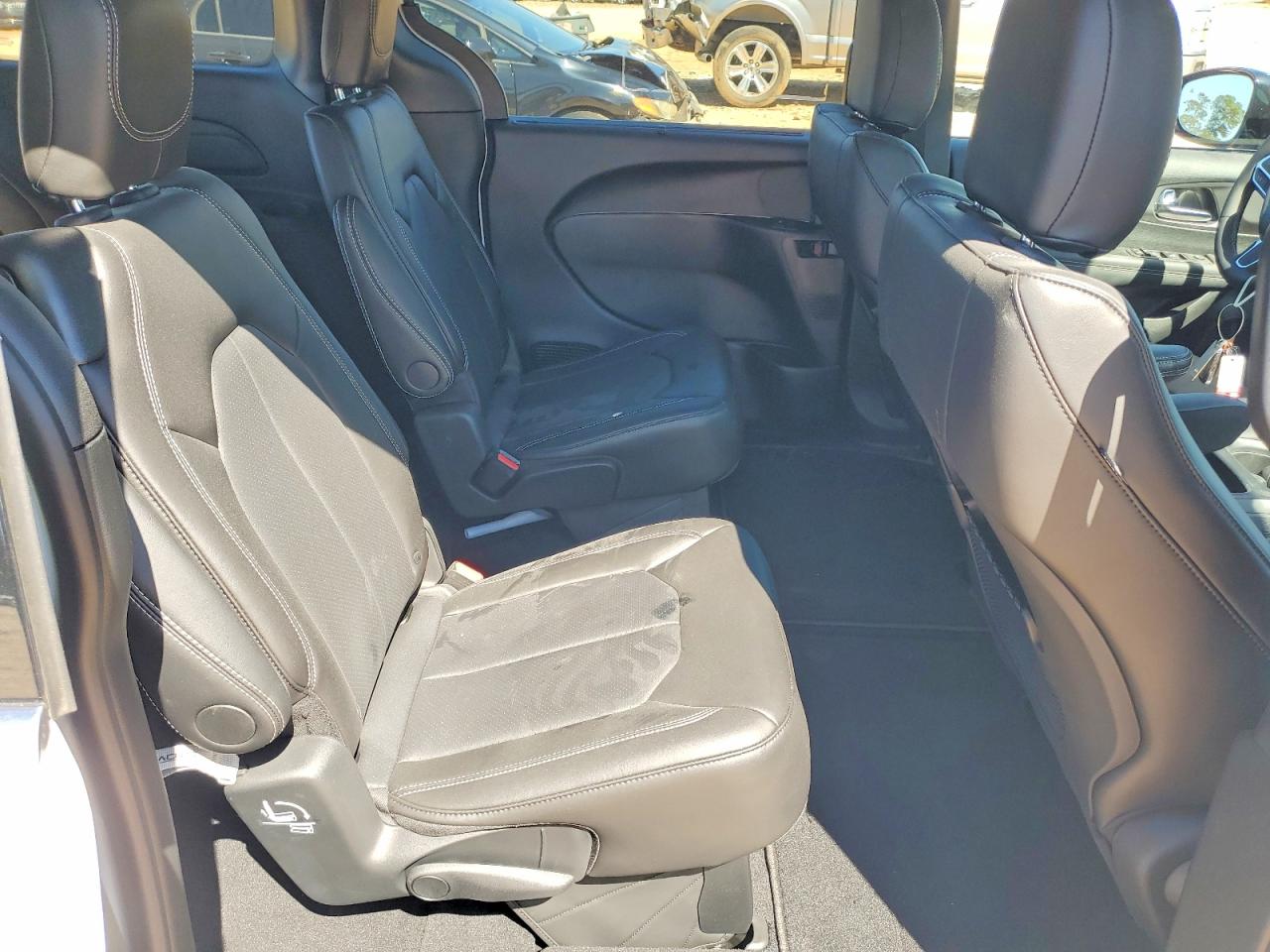 2025 CHRYSLER VOYAGER LX photo 21