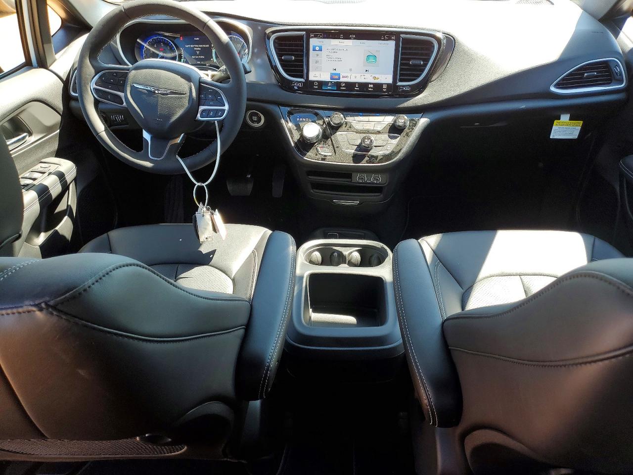 2025 CHRYSLER VOYAGER LX photo 15