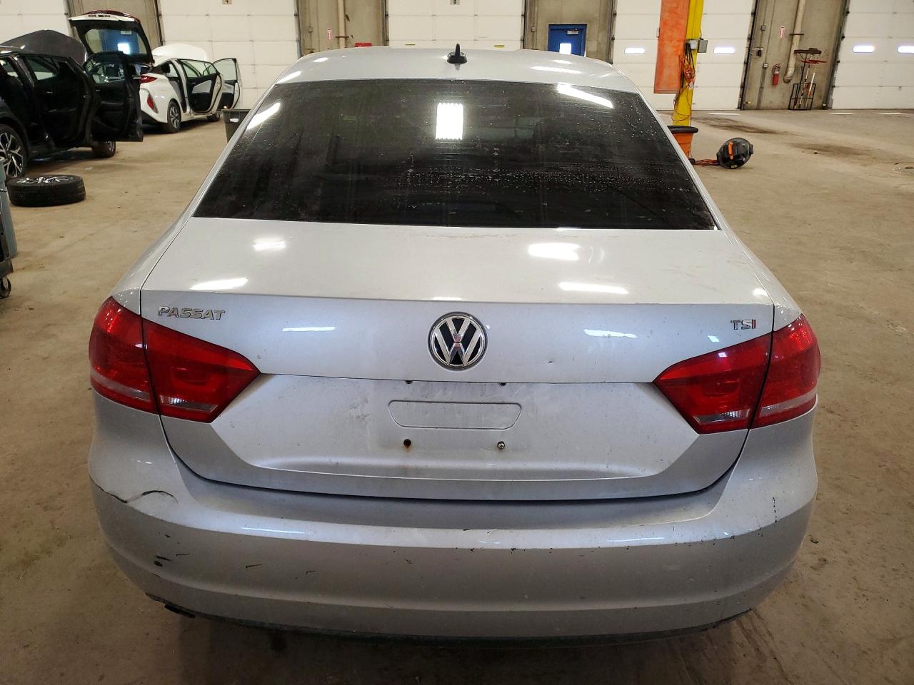 2015 VOLKSWAGEN PASSAT S photo 6