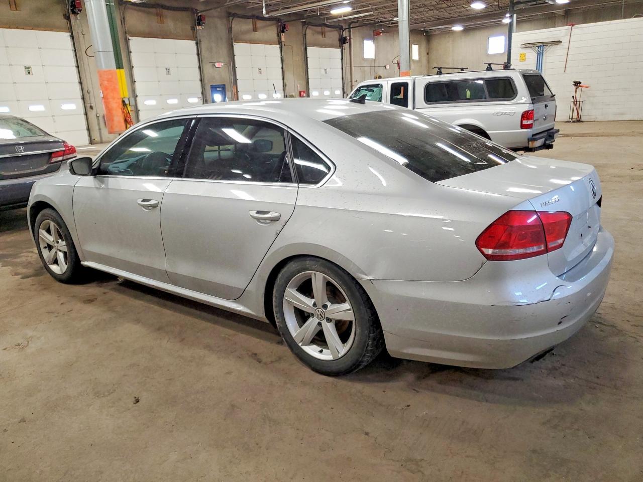 2015 VOLKSWAGEN PASSAT S photo 2