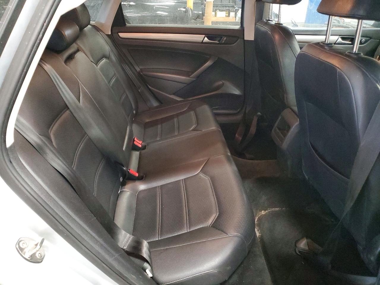 2015 VOLKSWAGEN PASSAT S photo 10