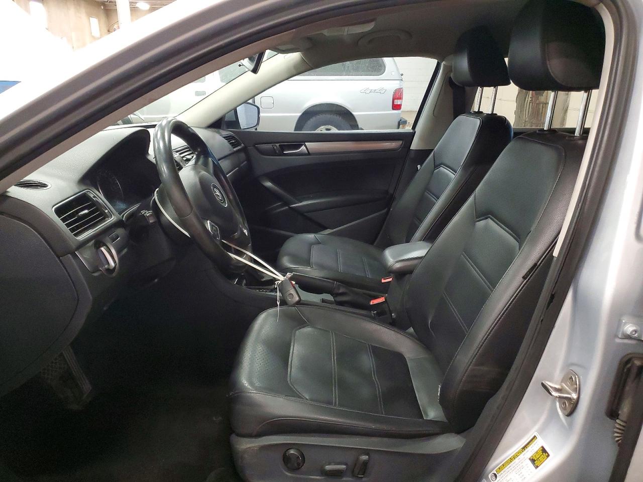 2015 VOLKSWAGEN PASSAT S photo 7