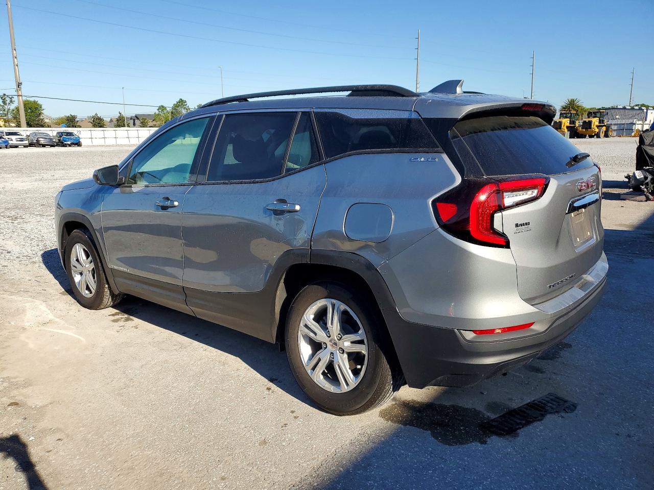 2024 GMC TERRAIN SLE photo 3