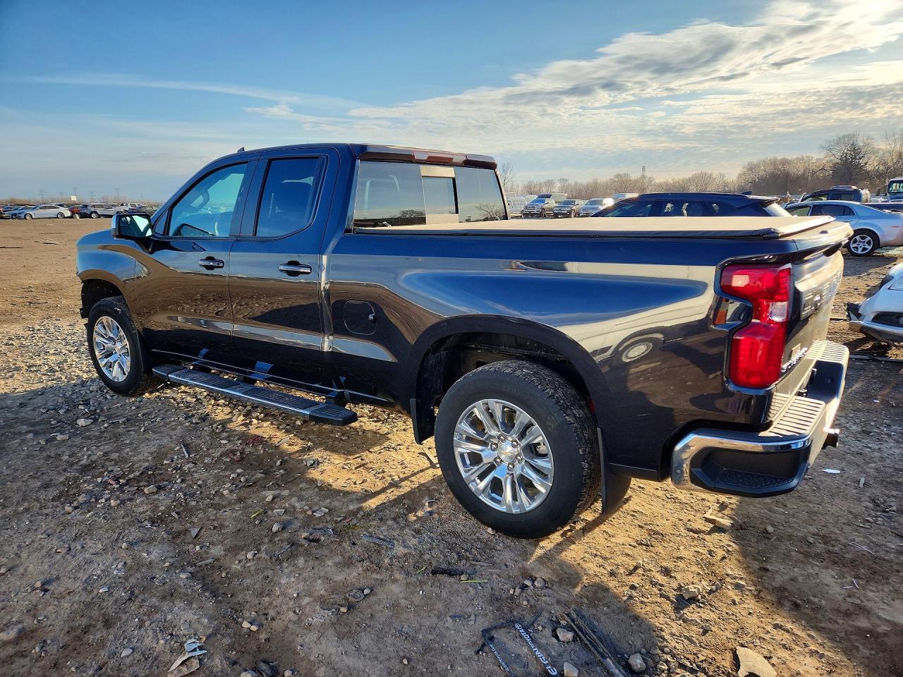 2023 CHEVROLET SILVERADO K1500 LT photo 2
