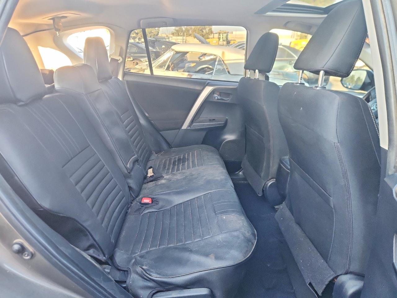 2015 TOYOTA RAV4 XLE photo 19