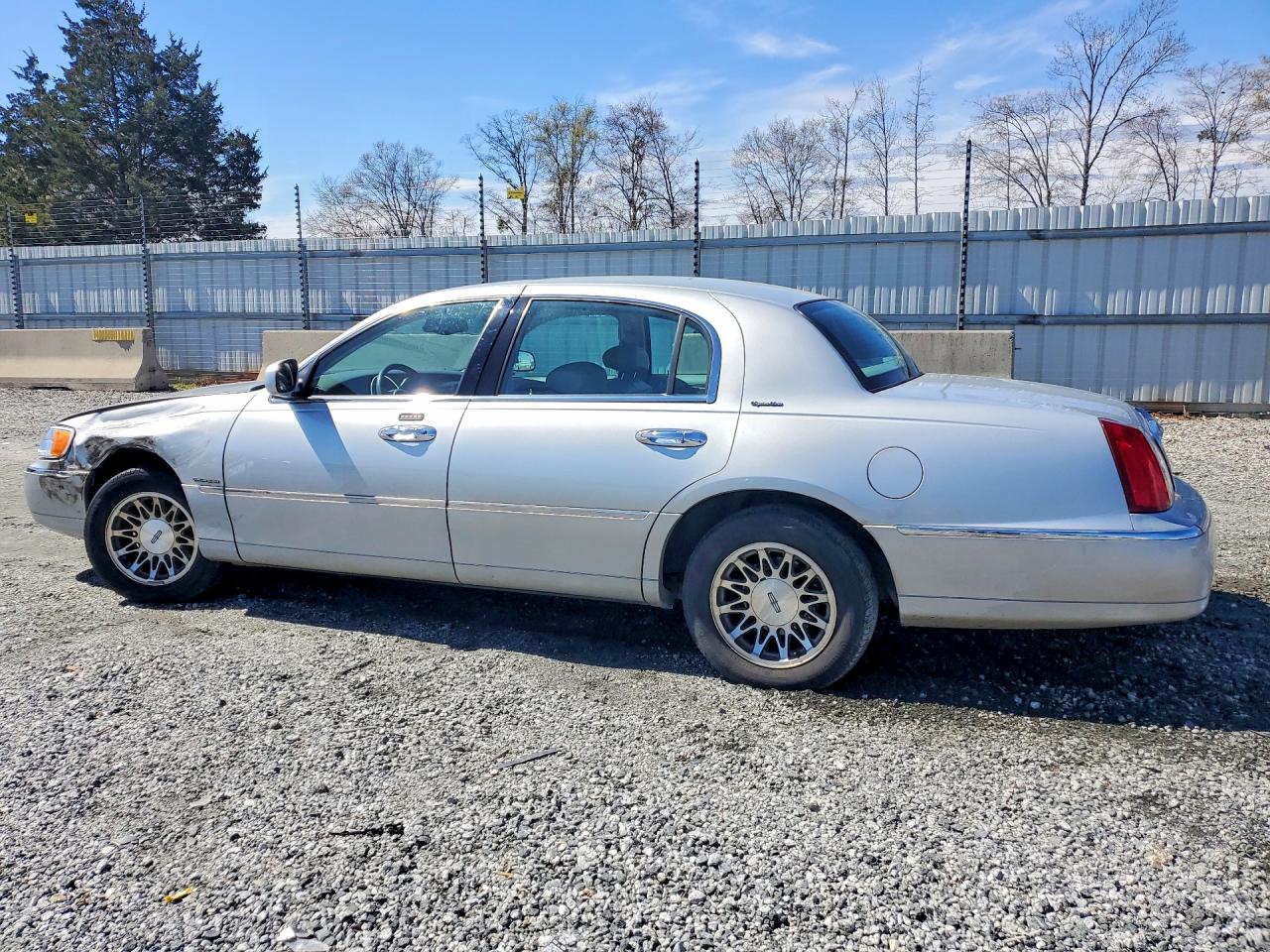 2000 LINCOLN TOWN CAR SIGNATURE photo 3