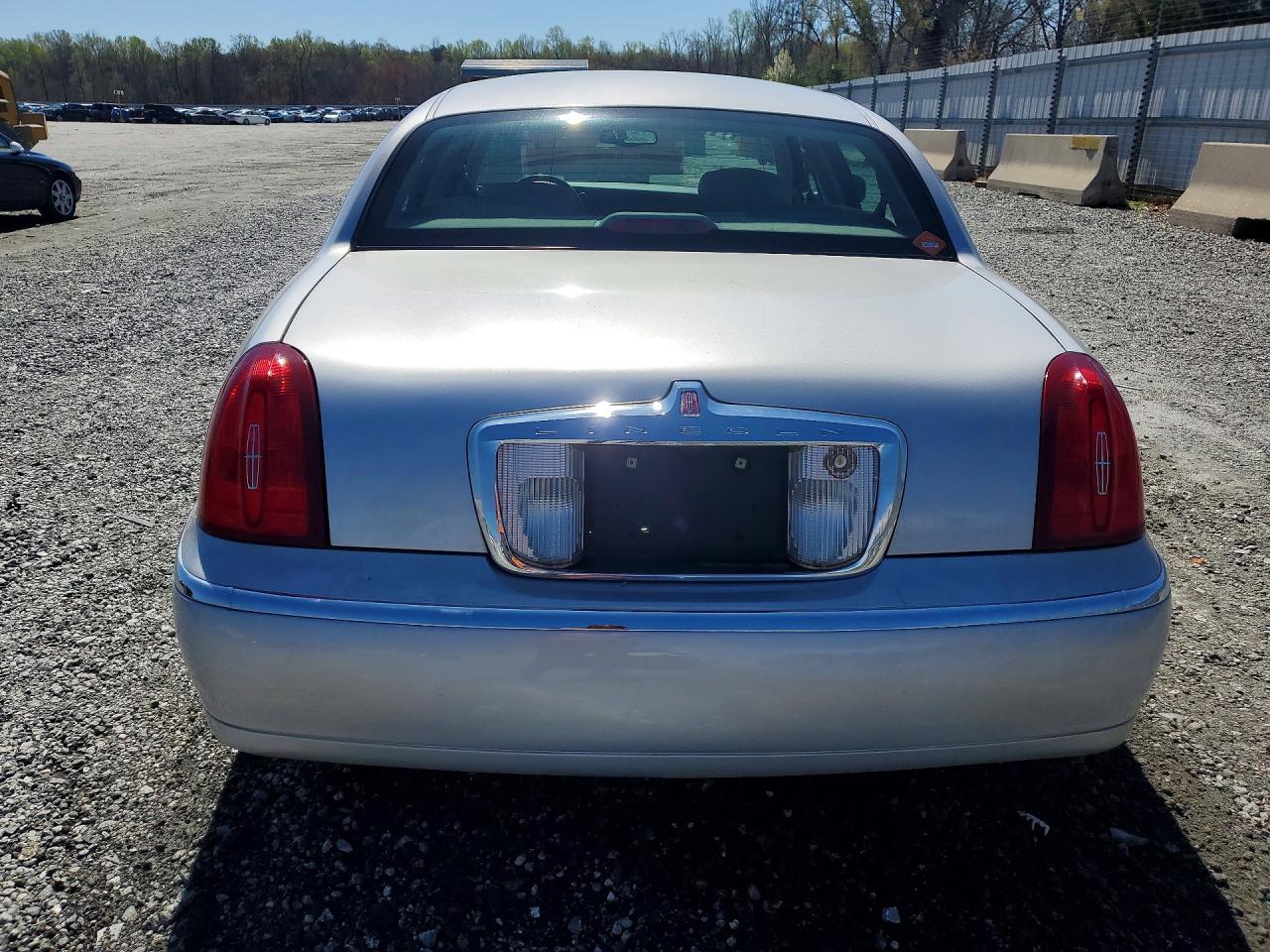 2000 LINCOLN TOWN CAR SIGNATURE photo 11
