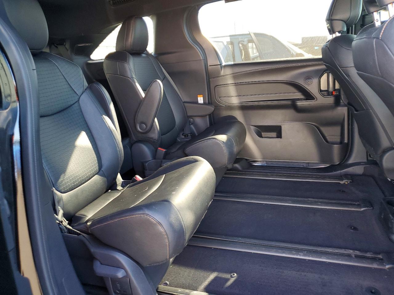 2025 TOYOTA SIENNA WOODLAND EDITION photo 31