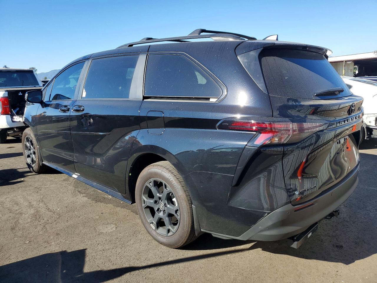 2025 TOYOTA SIENNA WOODLAND EDITION photo 4
