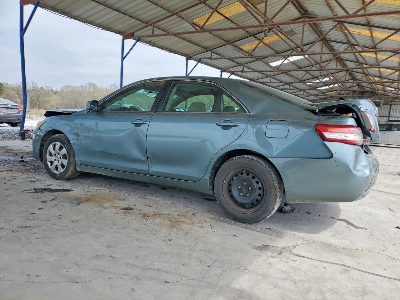 2011 TOYOTA CAMRY LE photo 2