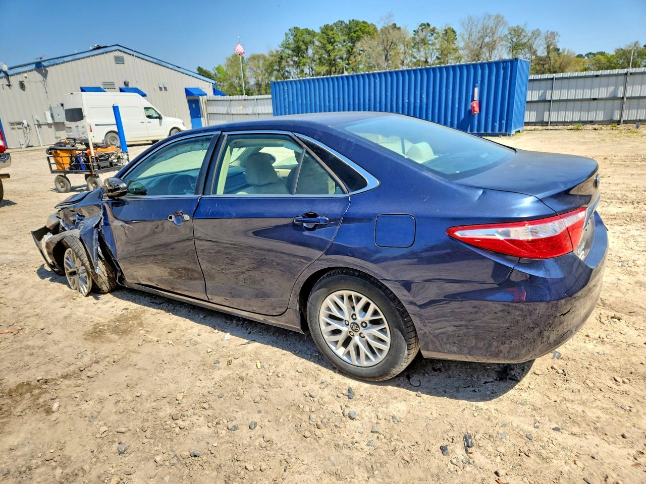 2017 TOYOTA CAMRY LE photo 3