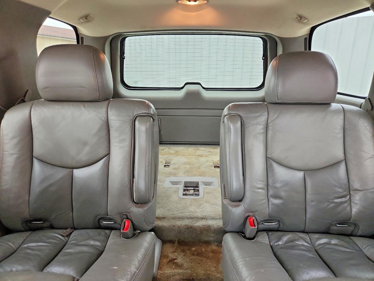 2004 GMC YUKON DENALI photo 28