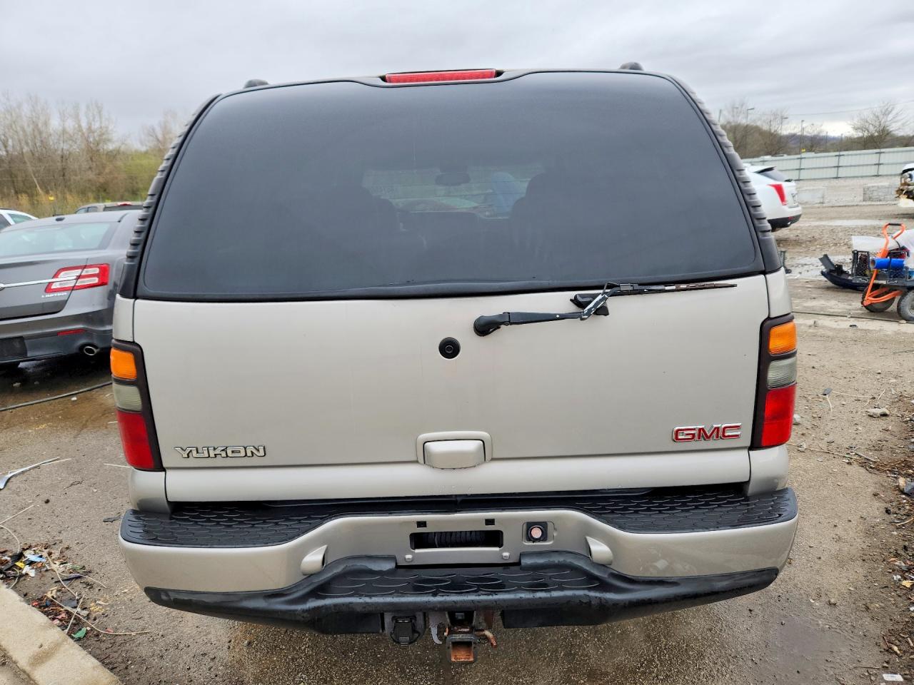 2004 GMC YUKON DENALI photo 16