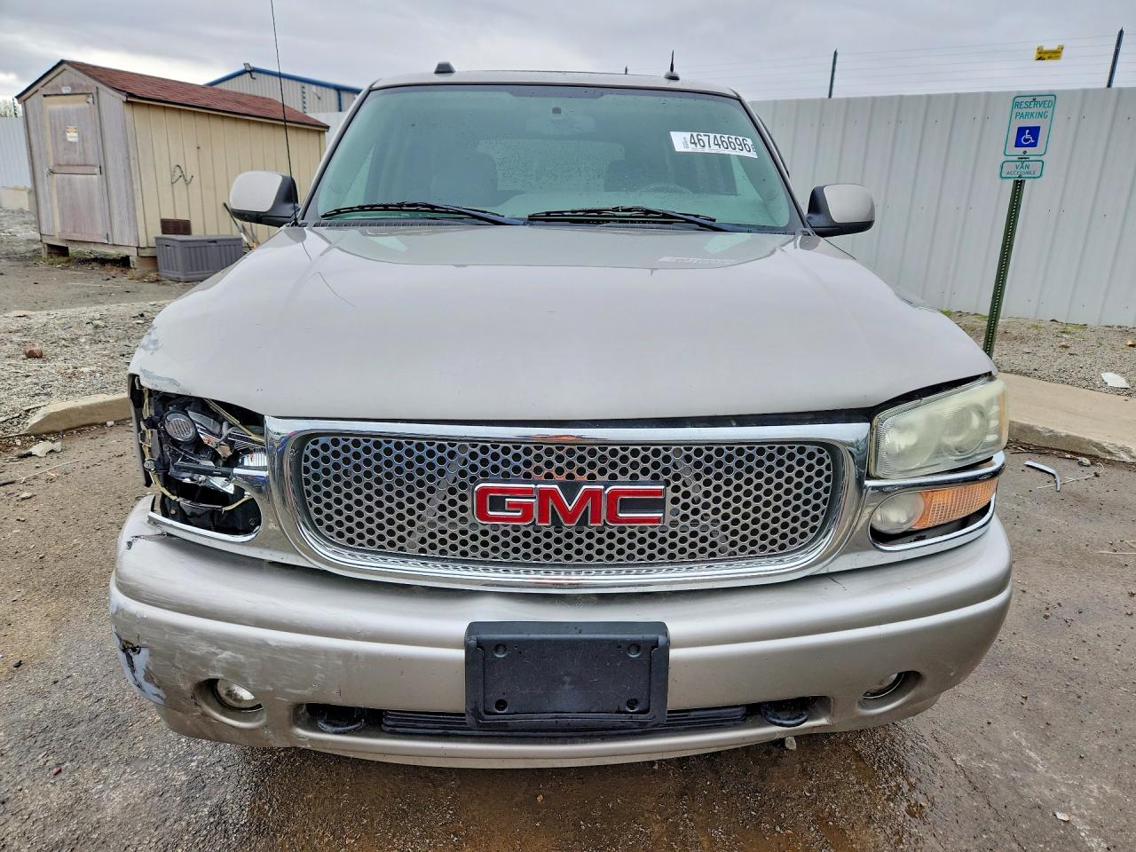 2004 GMC YUKON DENALI photo 13