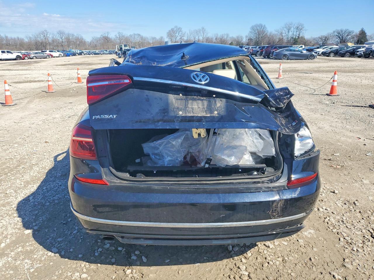2017 VOLKSWAGEN PASSAT R-LINE photo 6