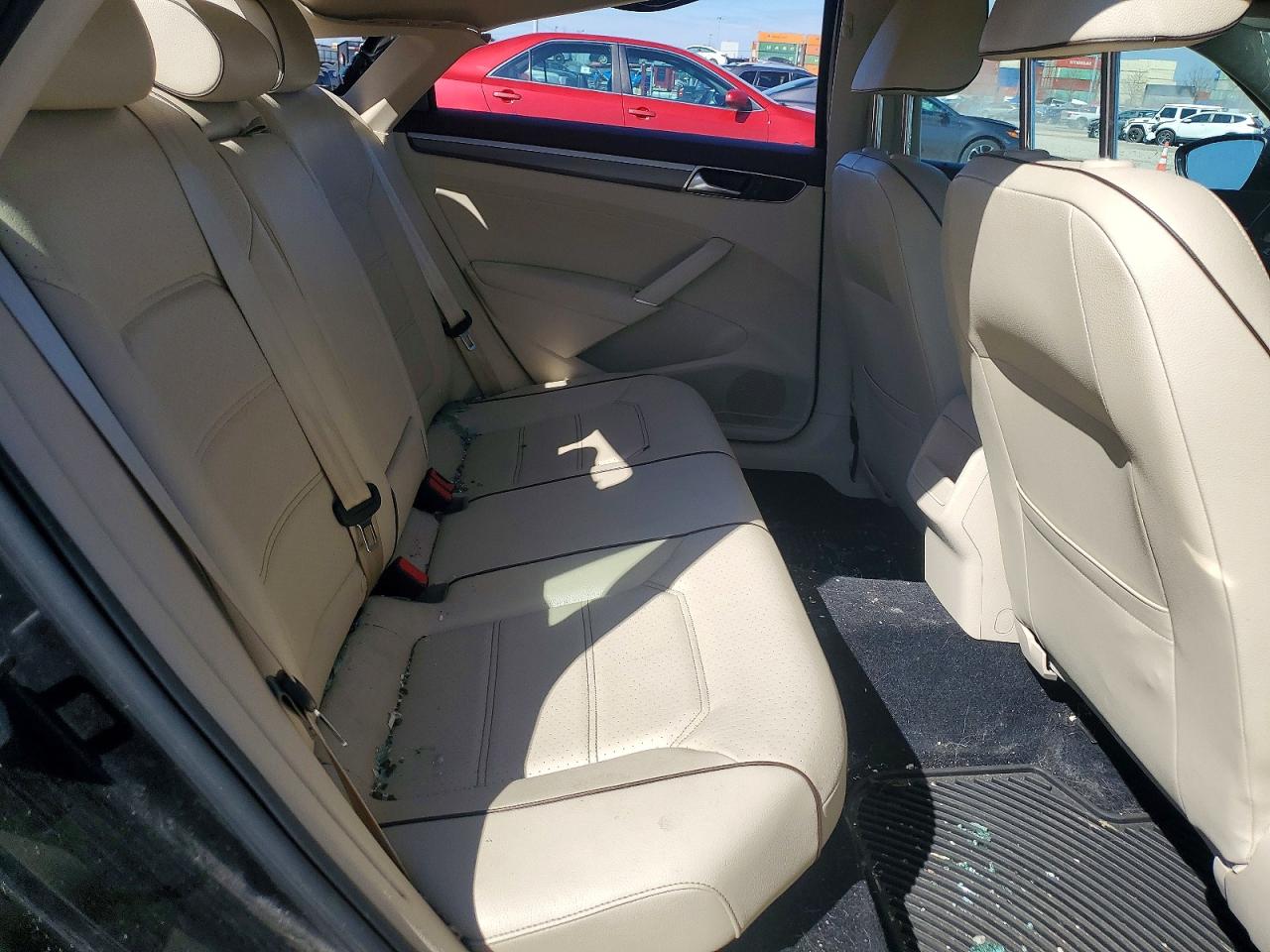 2017 VOLKSWAGEN PASSAT R-LINE photo 10