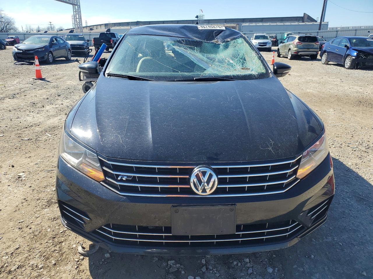 2017 VOLKSWAGEN PASSAT R-LINE photo 5