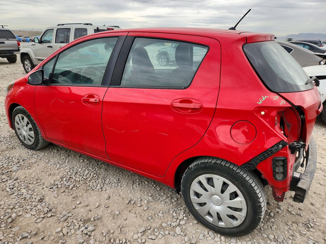 2015 TOYOTA YARIS 5-DOOR L photo 2