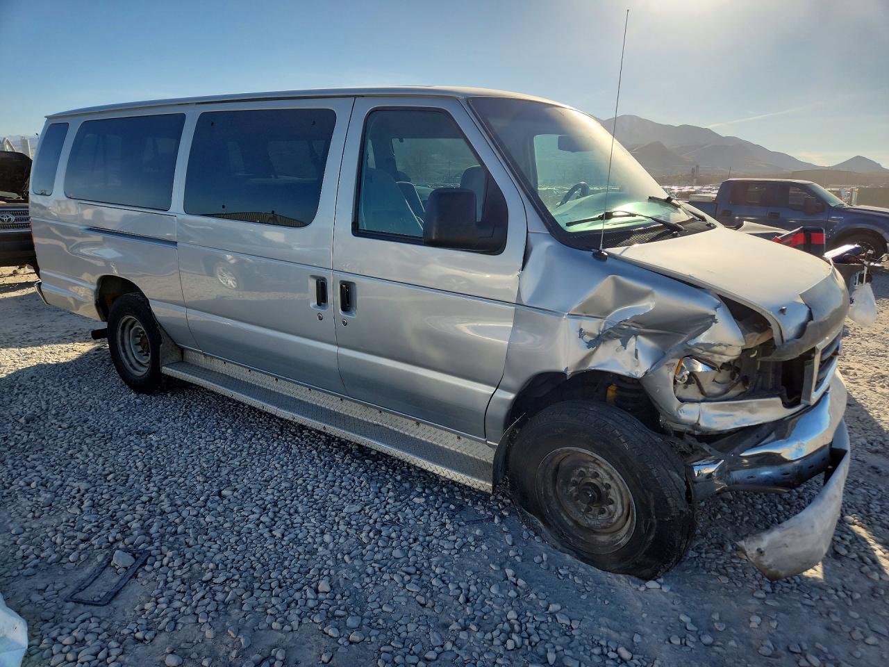 2005 FORD ECONOLINE E350 SUPER DUTY WAGON photo 4