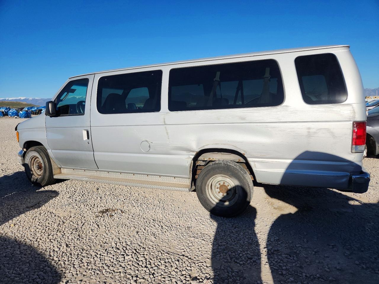 2005 FORD ECONOLINE E350 SUPER DUTY WAGON photo 2