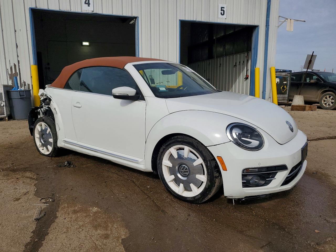 2019 VOLKSWAGEN BEETLE S photo 4