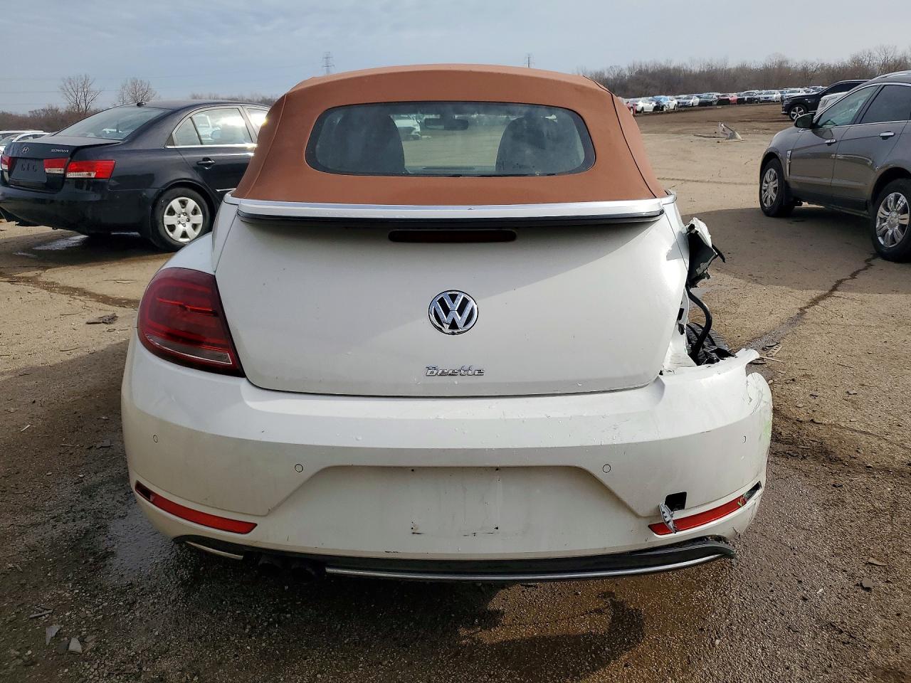 2019 VOLKSWAGEN BEETLE S photo 6