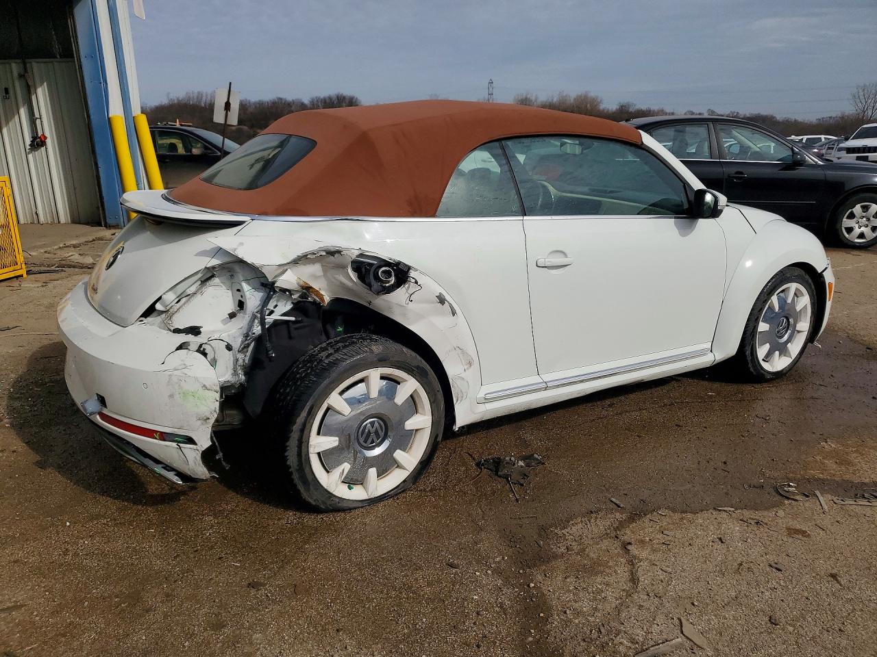 2019 VOLKSWAGEN BEETLE S photo 3