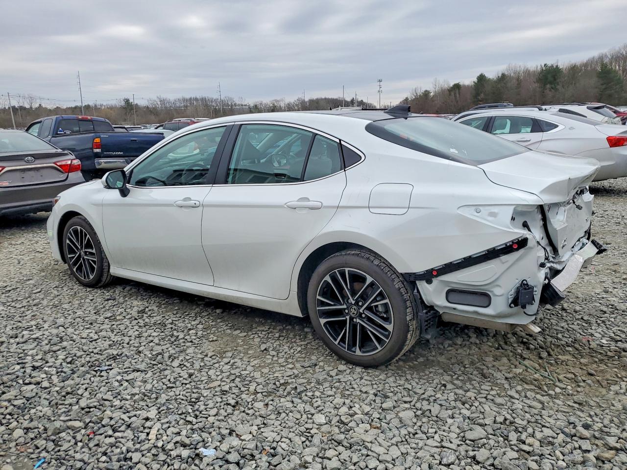 2025 TOYOTA CAMRY XLE photo 3