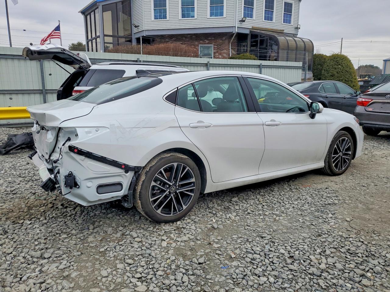 2025 TOYOTA CAMRY XLE photo 5