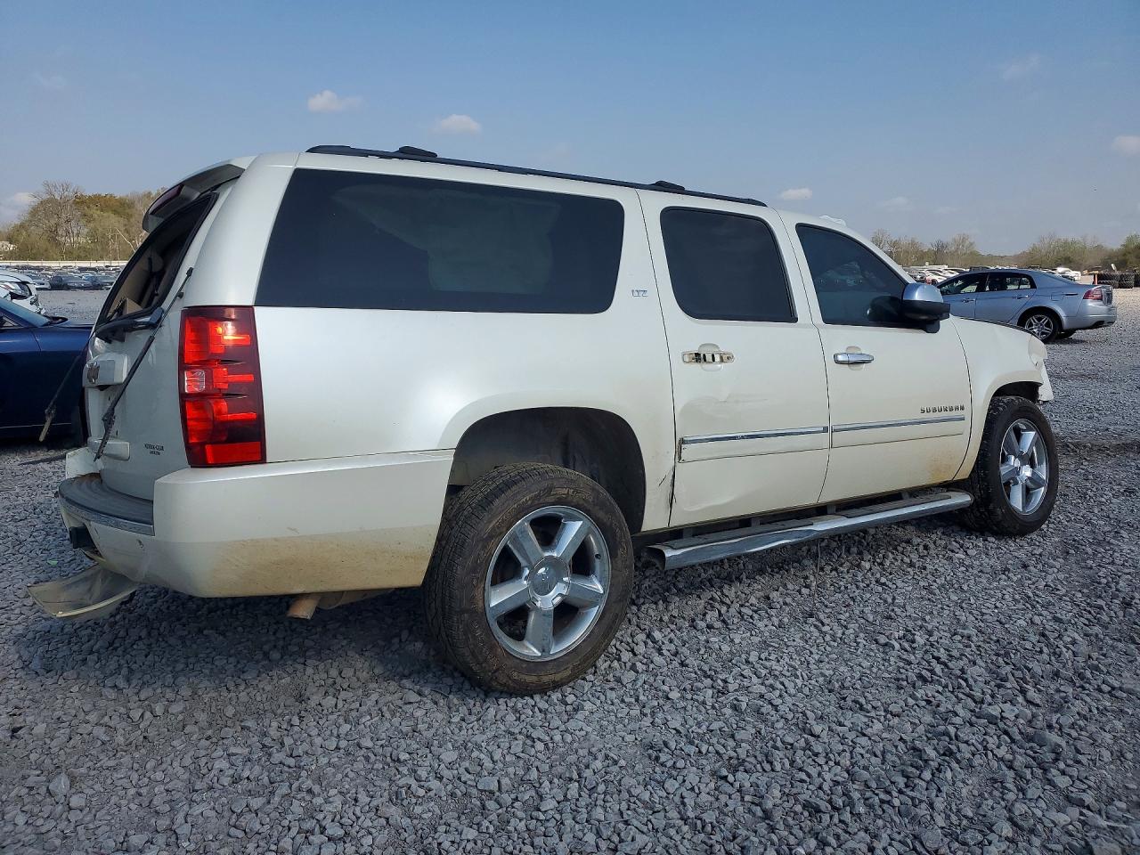 2013 CHEVROLET SUBURBAN C1500 LTZ photo 3