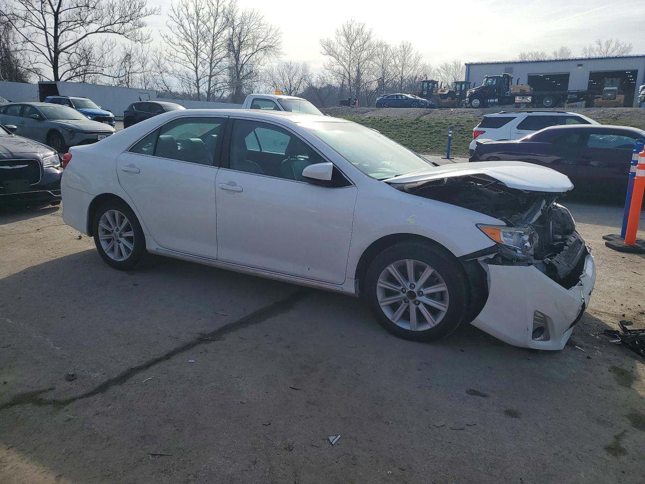 2013 TOYOTA CAMRY XLE photo 4