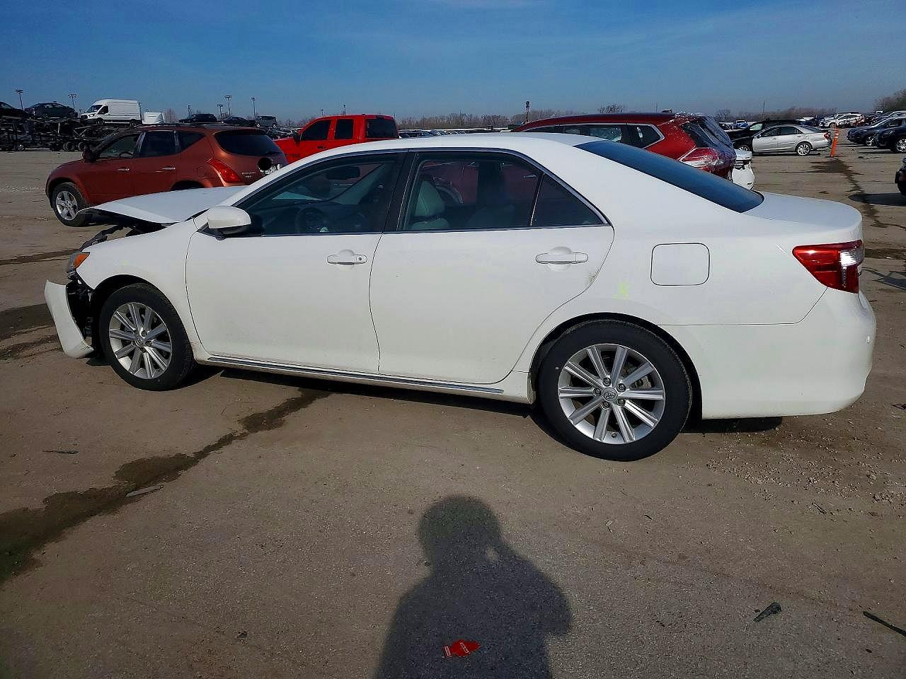 2013 TOYOTA CAMRY XLE photo 2