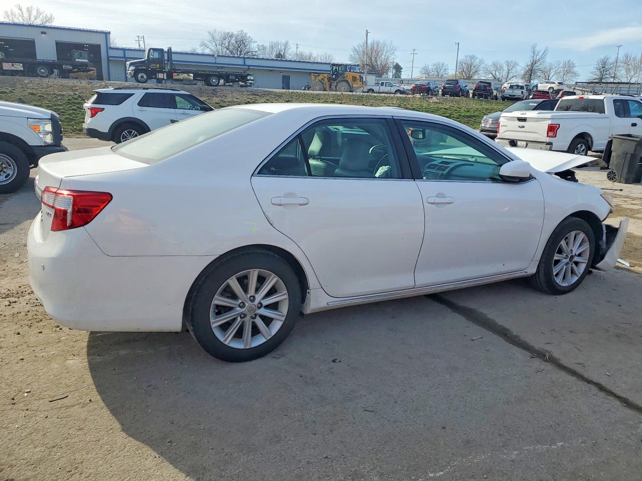 2013 TOYOTA CAMRY XLE photo 3