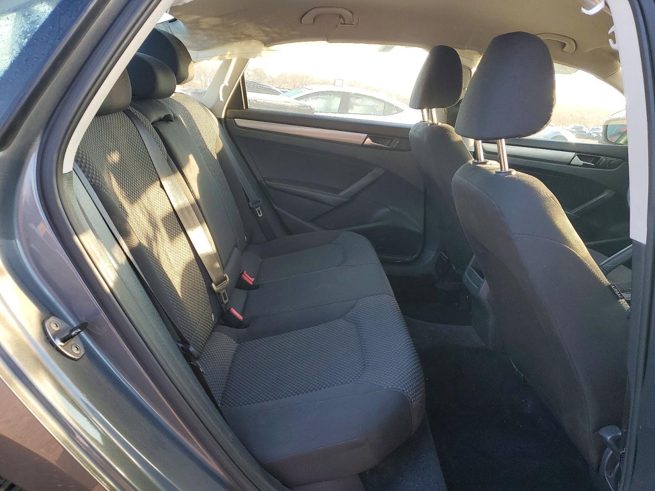 2014 VOLKSWAGEN PASSAT S photo 10
