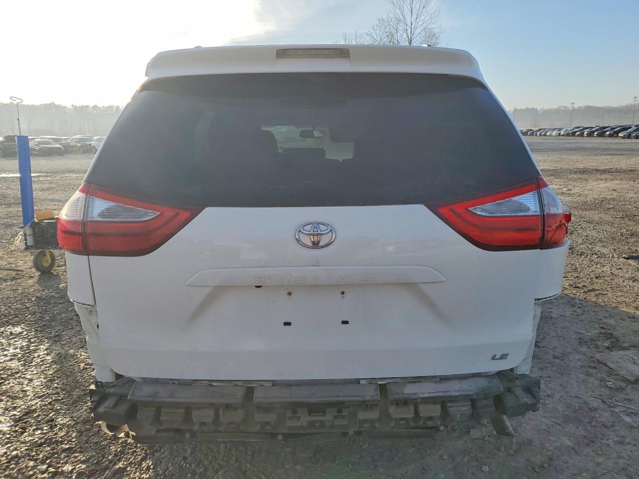 2017 TOYOTA SIENNA LE 8-PASSENGER photo 11