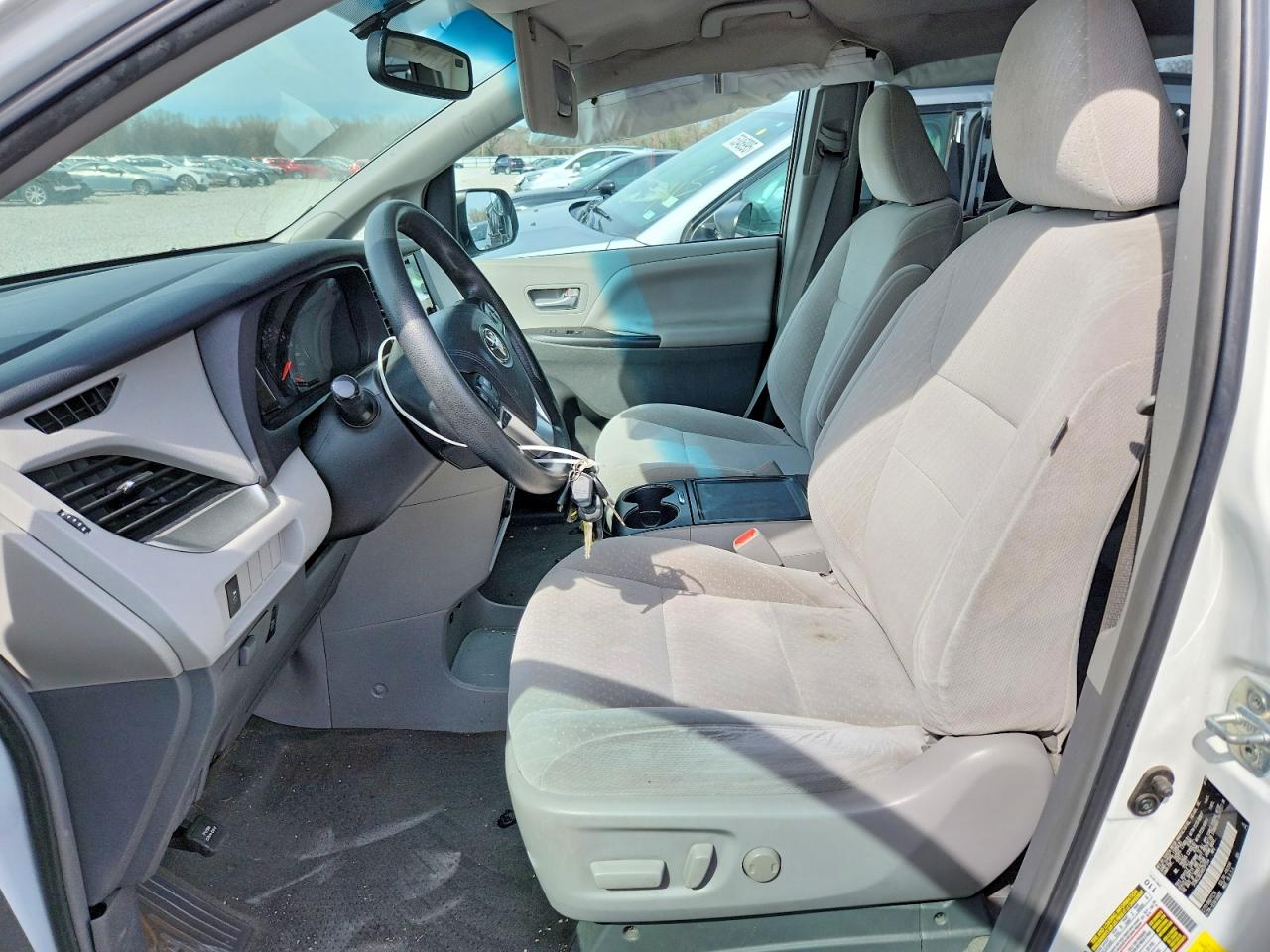 2017 TOYOTA SIENNA LE 8-PASSENGER photo 13