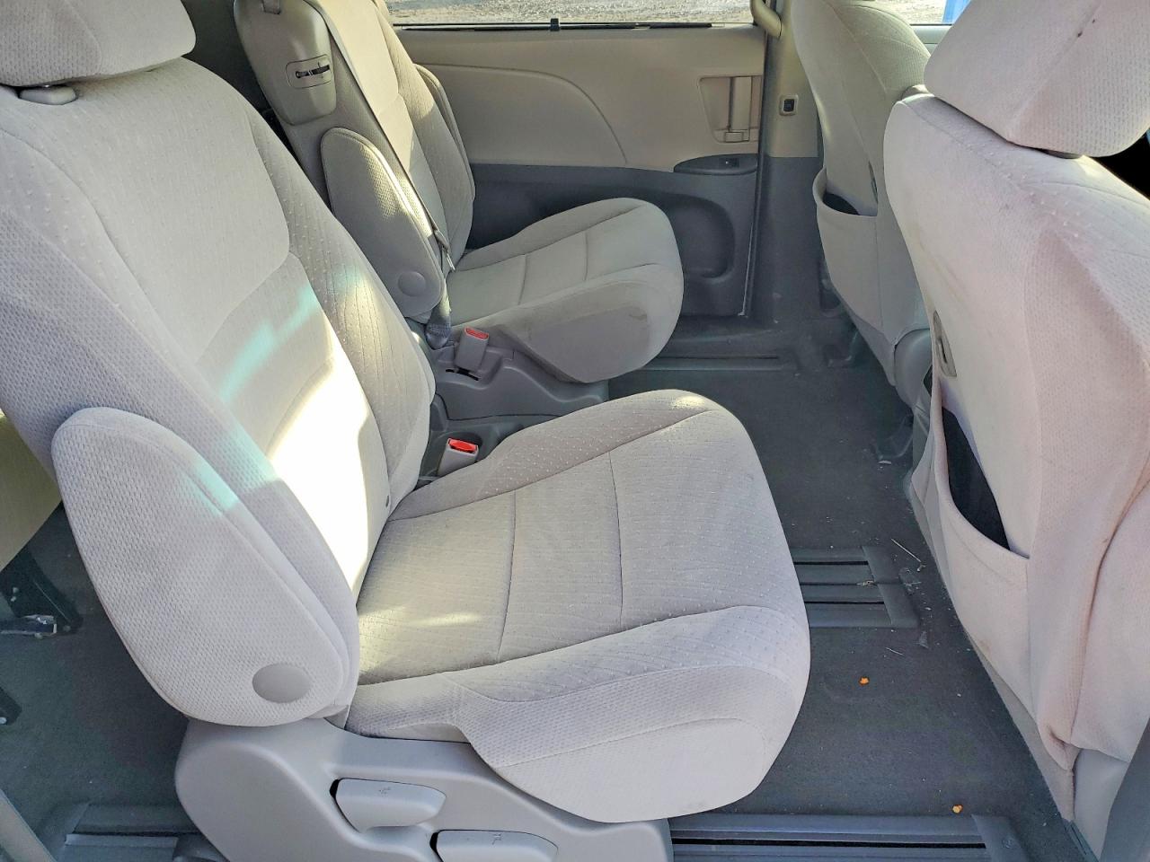 2017 TOYOTA SIENNA LE 8-PASSENGER photo 21