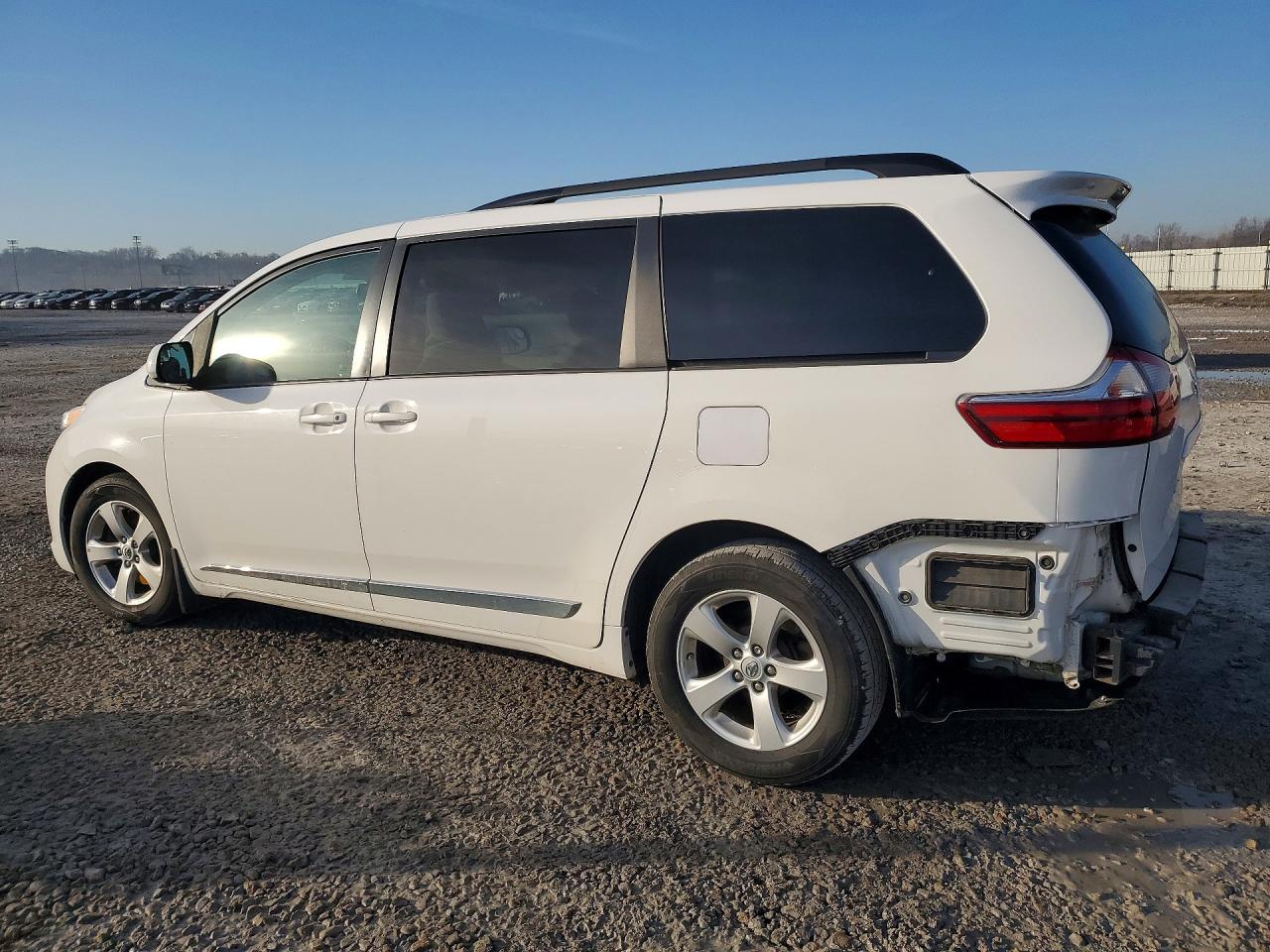 2017 TOYOTA SIENNA LE 8-PASSENGER photo 3