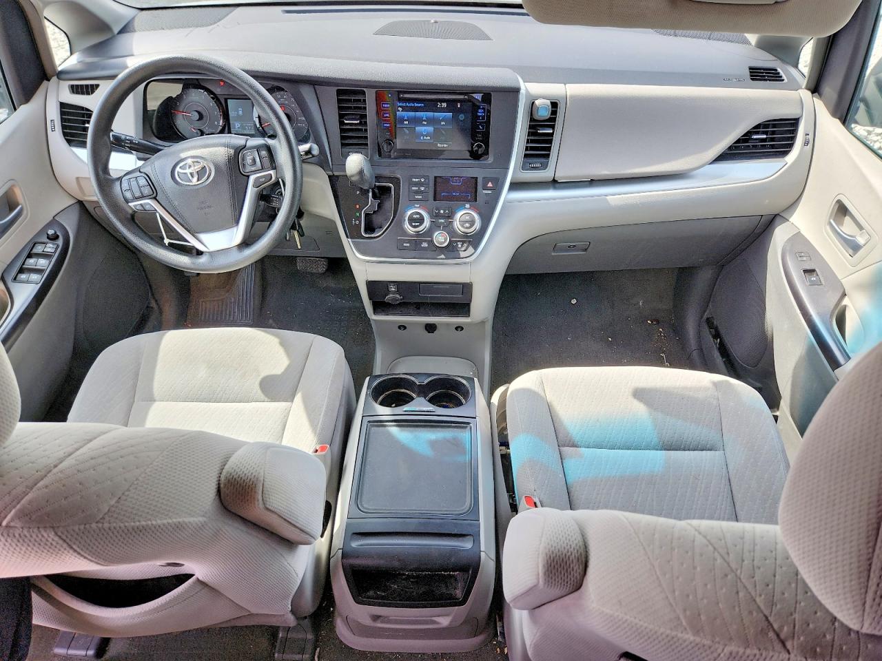 2017 TOYOTA SIENNA LE 8-PASSENGER photo 15