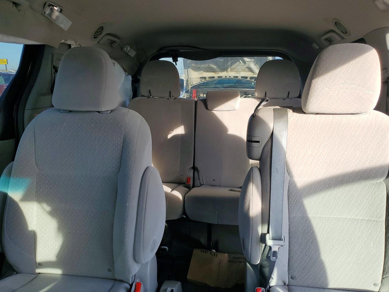 2017 TOYOTA SIENNA LE 8-PASSENGER photo 19