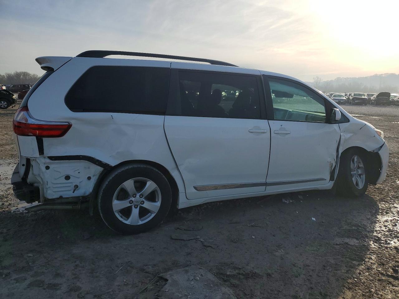 2017 TOYOTA SIENNA LE 8-PASSENGER photo 5