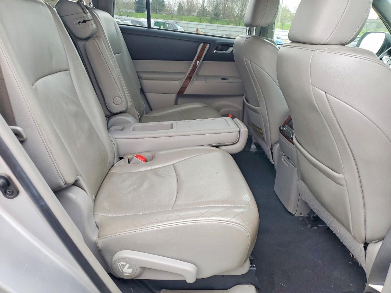 2013 TOYOTA HIGHLANDER LIMITED photo 10