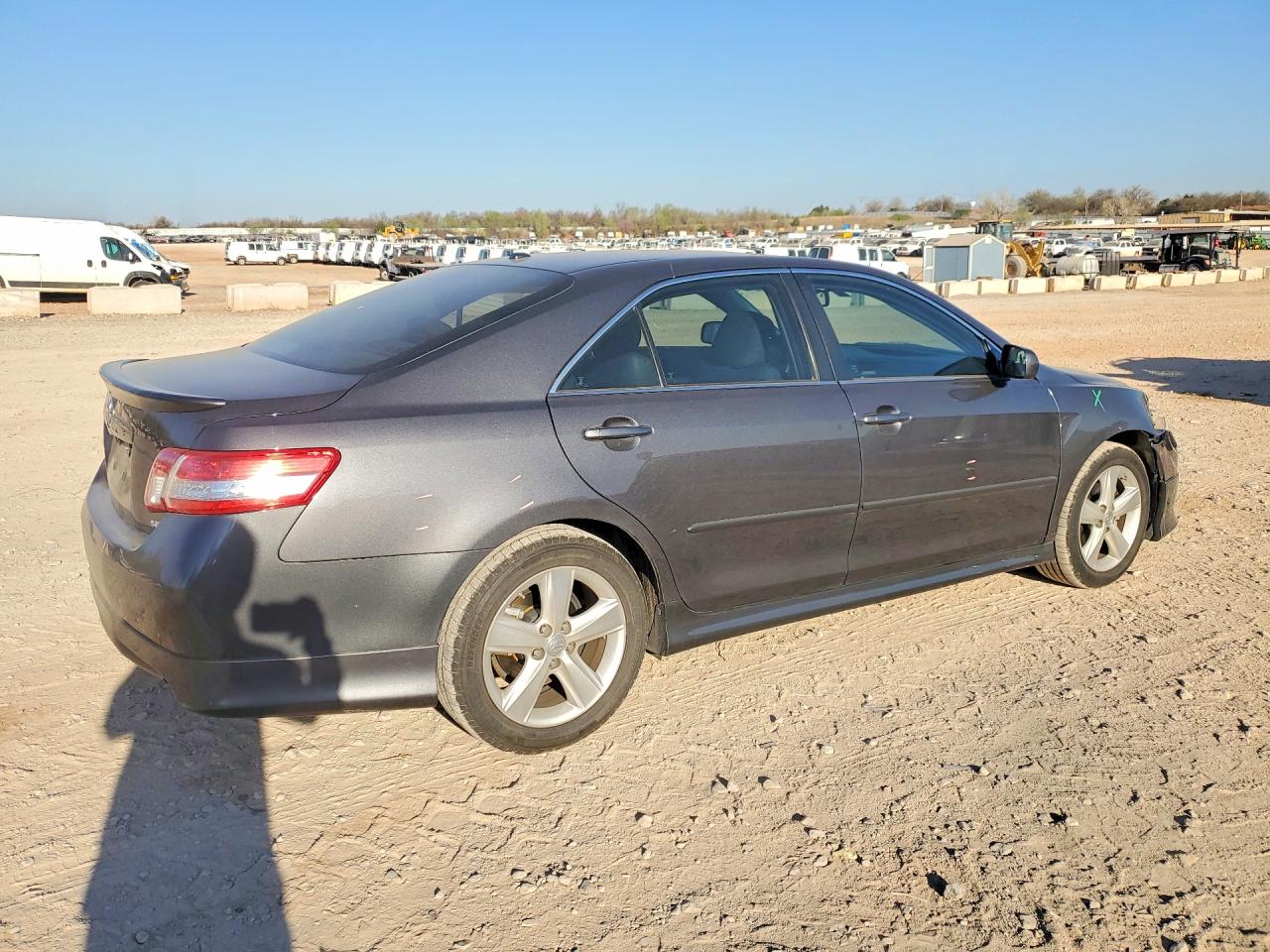 2011 TOYOTA CAMRY SE photo 3